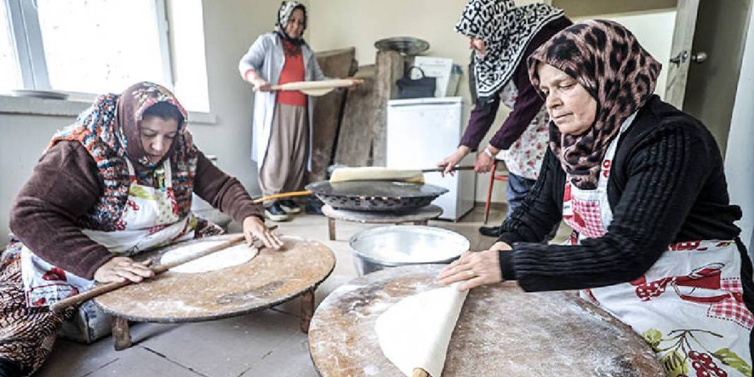 Annelerinden öğrendikleri tariflerle geleneği sürdürüyorlar: El emeğiyle pişiyor, kadınların geliri oluyor 2